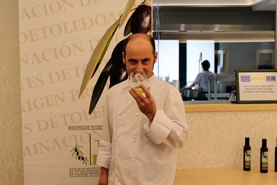 El chef Joaquín Felipe, con una copa de aceite de cornicabra / Foto: Juan Carlos Morales